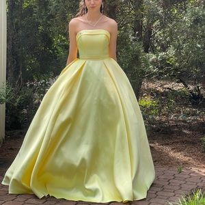 This is in perfect condition, from Dimitra Designs, and has attachable straps